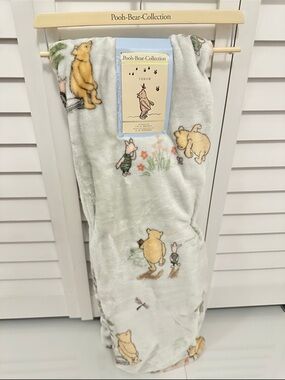 Pooh Bear spring flowers Collection Plush Throw Blanket in Light Gray
